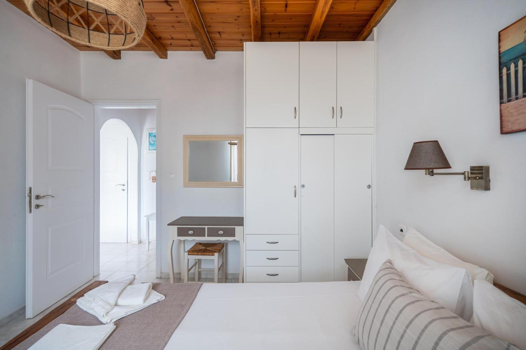 Galazio Seaside Apartments Livadakia Екстер'єр фото